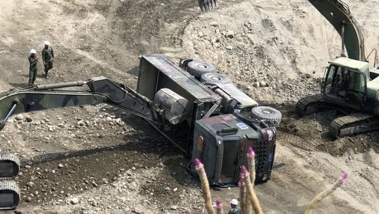 傾卸車過彎側翻。讀者提供