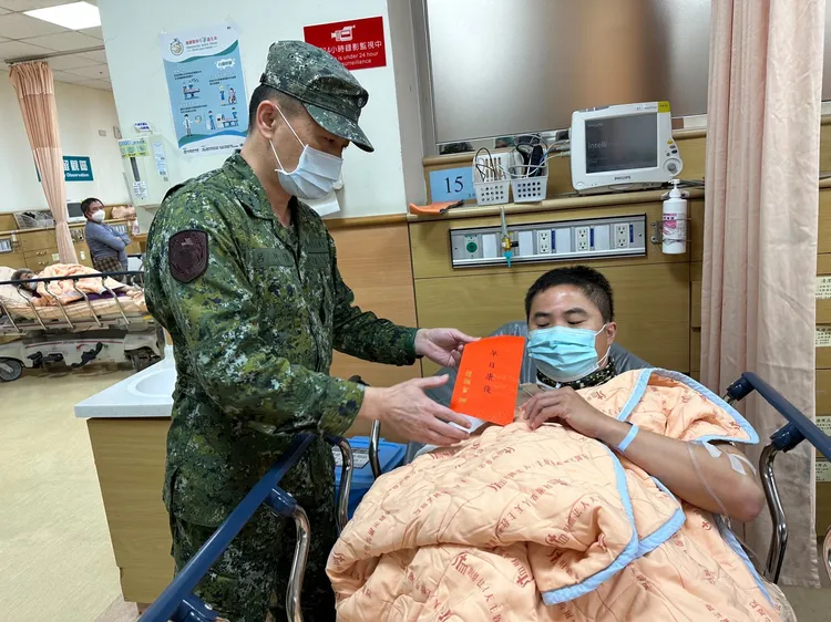 軍團指揮官親赴醫院慰問受傷官兵。翻攝畫面