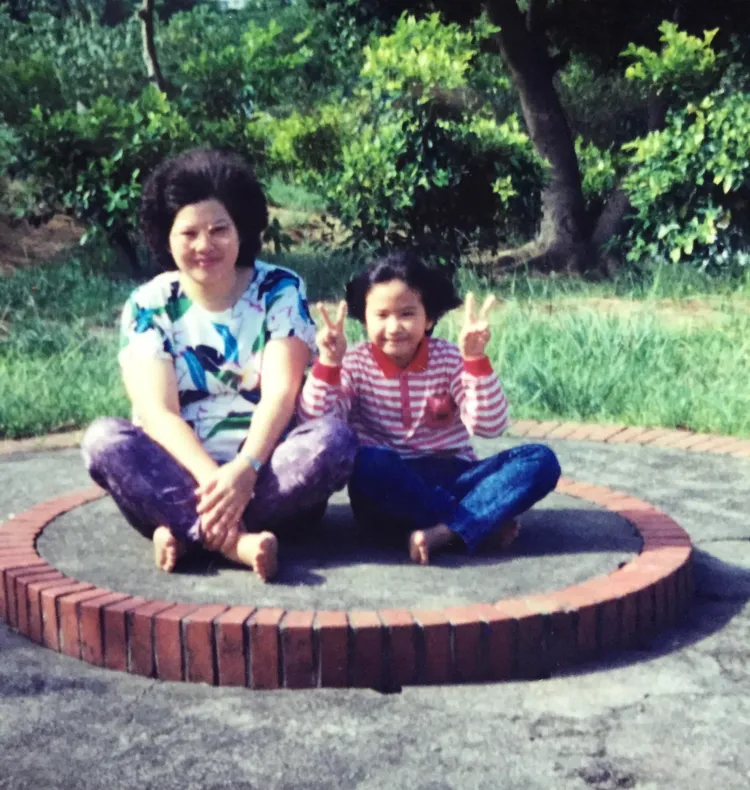 梁一貞幼時與母親的合照。翻攝自梁一貞臉書