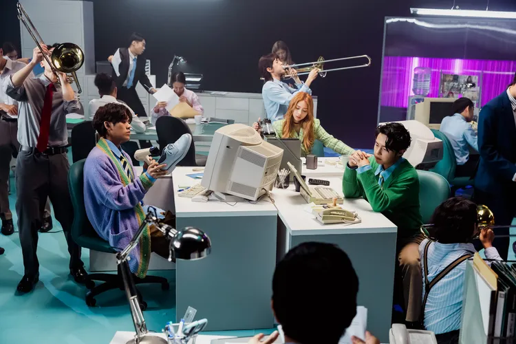 告五人在下雨的辦公室嗨跳熱唱。相信提供
