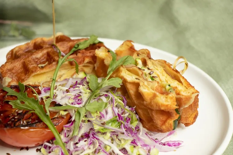 「櫛瓜起士可頌鬆餅堡」清爽又香濃的口感，是具永續概念的蔬食早午餐。業者提供