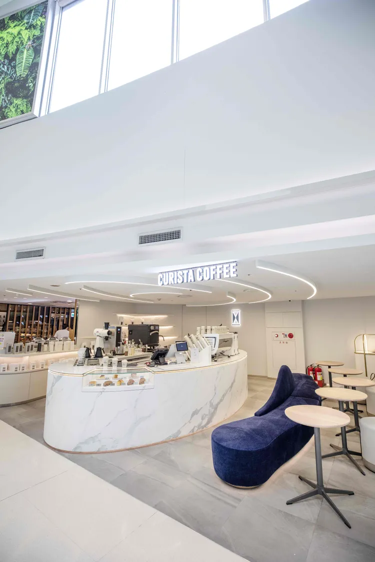 經典的360度開放式圓弧白色大理石吧台、天花板的彎曲線條設計，奎士咖啡2家新分店承襲旗艦店時尚藝術風格。業者提供