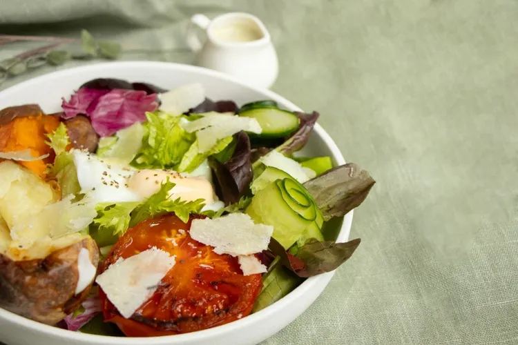 「烤根莖沙拉佐豆腐青醬」，超澎派的沙拉盤，集齊烤地瓜、迷你馬鈴薯、甜菜根及牛番茄等4色根莖蔬菜。業者提供