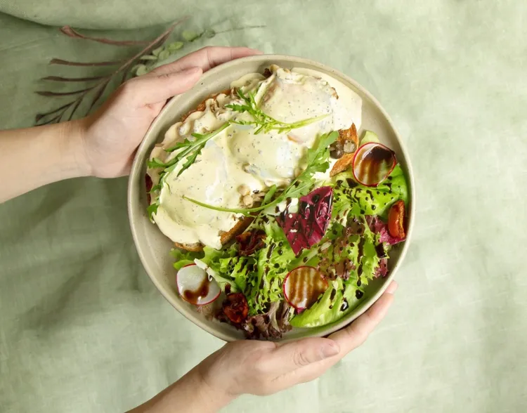 「松露蕈菇班尼迪克蛋開放式三明治」適合喜歡歐陸早午餐的民眾。業者提供