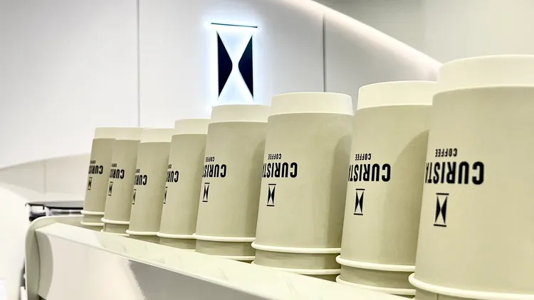 純白主色調與品牌標誌沙漏Logo。業者提供