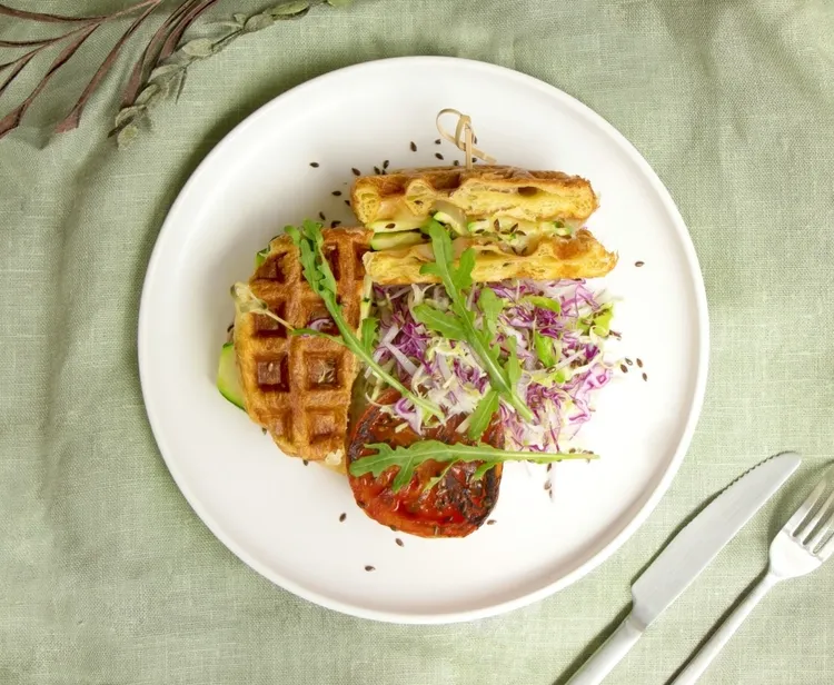 「櫛瓜起士可頌鬆餅堡」以勺日首創的酥香可頌鬆餅堡，夾入熱煎切片櫛瓜與哈伐第起士。業者提供