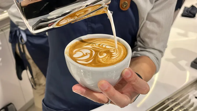 店內首推3款招牌品項，包括：單品手沖藝伎、單品1+1以及西班牙拿鐵。業者提供