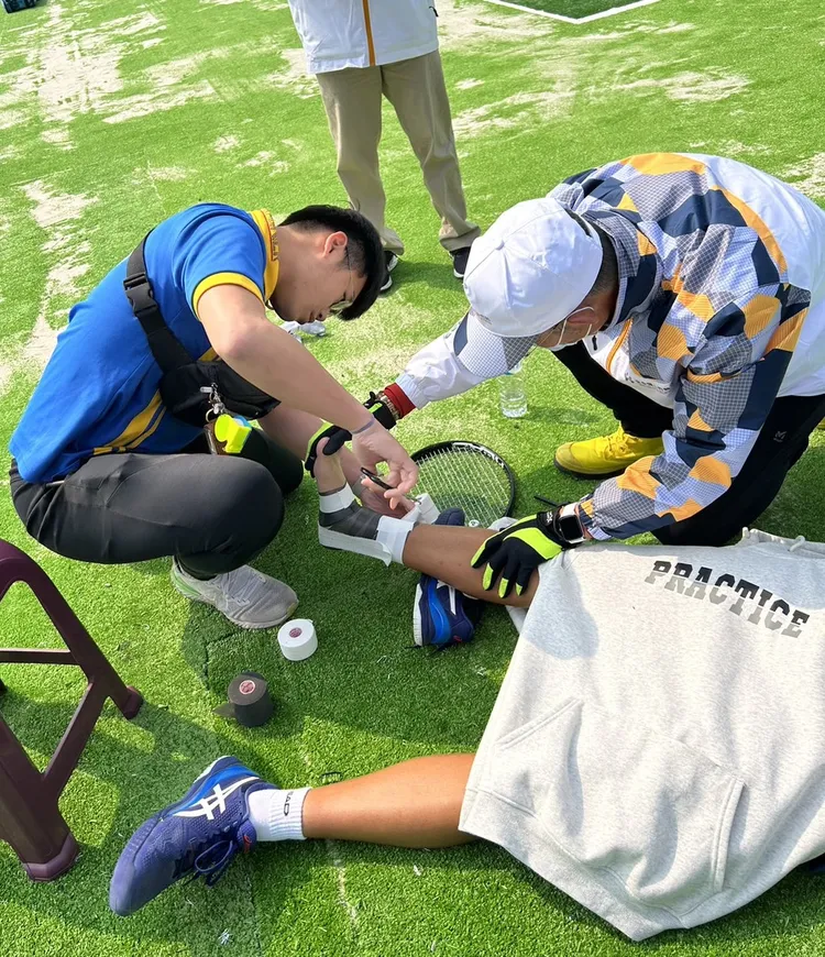 隨場醫護人員對張姓選手扭傷的腳部緊急處置。讀者提供