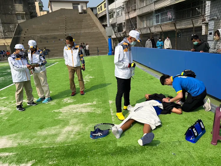 張姓選手扭傷後痛苦倒地。讀者提供