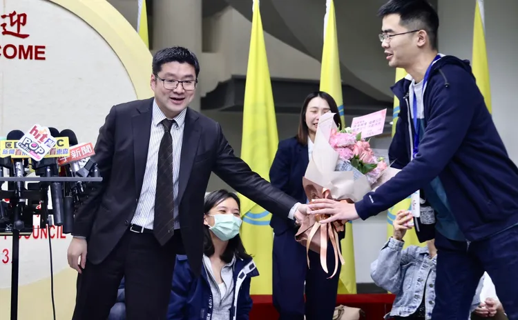 國民黨立委洪孟楷送花給徐弘庭。林林攝