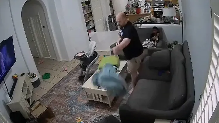 爸爸擔心毯子蓋住女兒頭臉不安全，將毯子拿走丟到一旁。翻攝自博卡爾多TikTok