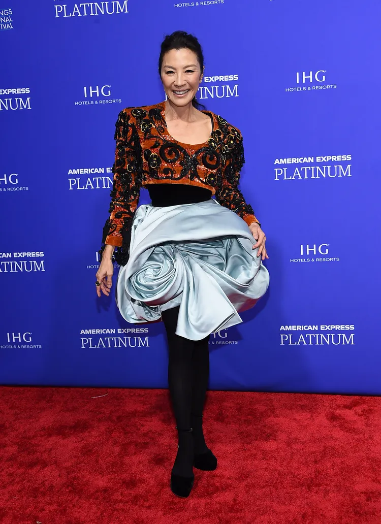 她出席棕櫚泉國際影展穿的 Schiaparelli禮服風格，跳脫她平時的舒適圈，戲劇效果十足。達志