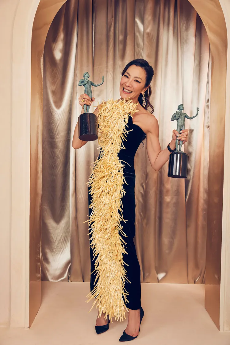 楊紫瓊穿著法國高訂品牌Schiaparelli禮服，笑擁美國演員工會獎整體演出大獎與影后2獎。達志