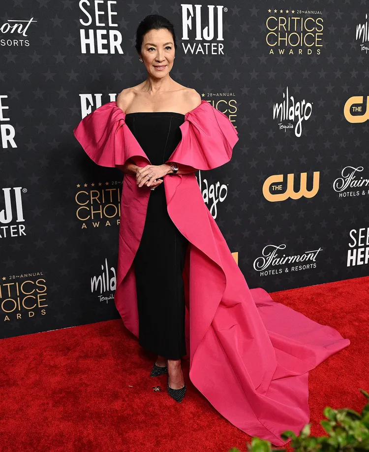 她穿大器有設計感的Carolina Herrera禮服參加評論家選擇獎。達志