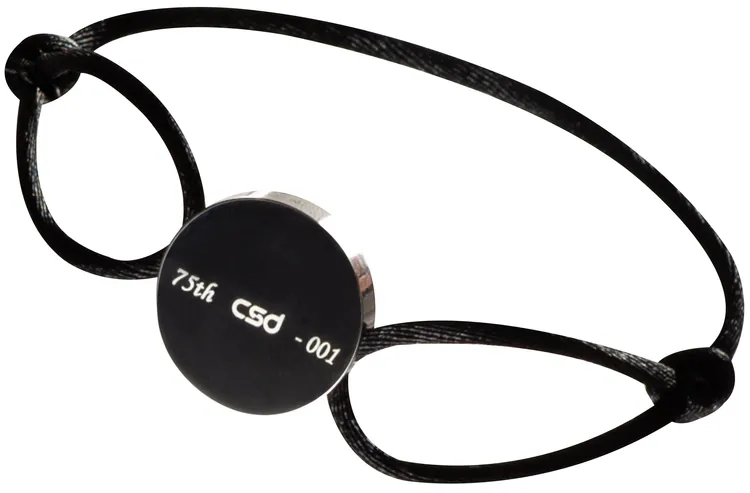 手環背面鐫刻「75th CSD」及001到100編號，每條都具獨一無二的意義。CSD中衛提供