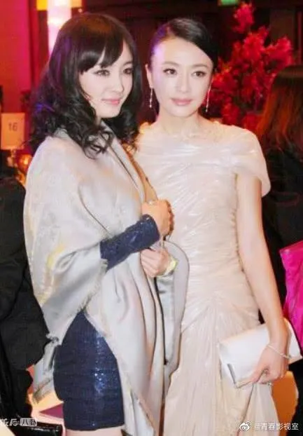 楊冪(左)與秦嵐曾是泰迪熊姐妹團的成員。翻攝青春影視微博