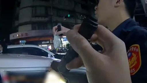 違停見警快跑上車欲駛離　來不及了！果然在車裡搜出這東西