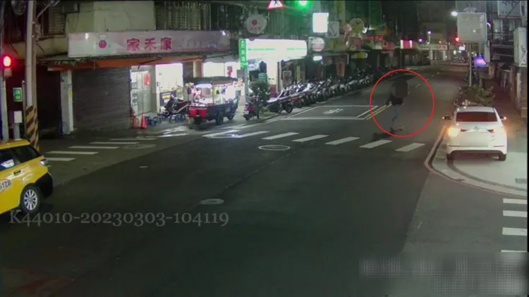廖男(紅圈處)發現警車經過，跑過馬路想駛離違停車輛。蘆洲警分局提供