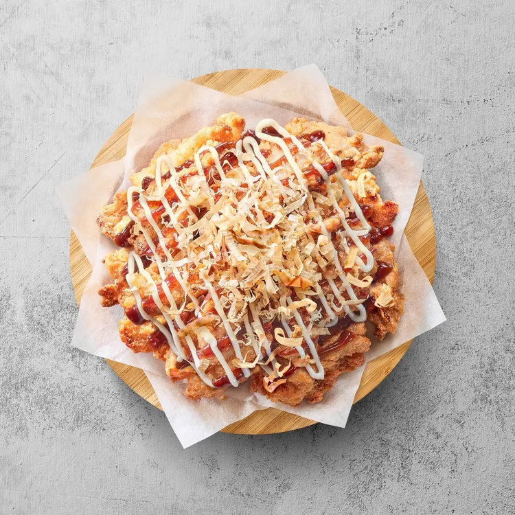 必勝客加碼推出日式期間限定副食「大阪燒唐揚雞」，酥嫩唐揚雞與大阪醬燒醬、柴魚片迸出絕妙滋味。業者提供