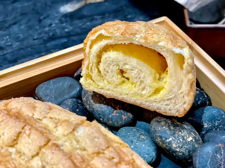 炸彈麵包變成手榴彈，為維持表面菠蘿的酥鬆口感，捨去傳統模具改用手包成形。曾仲葳攝