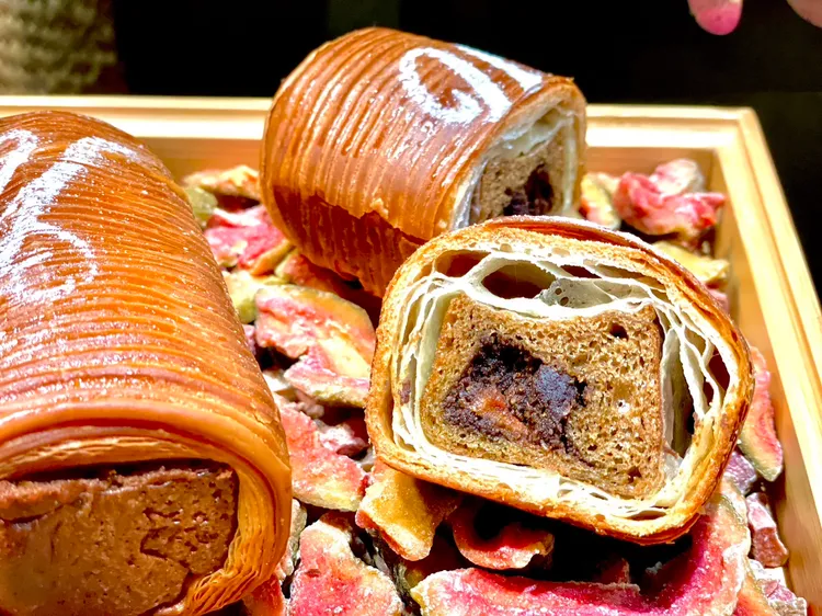 「可頌布里歐」將紅茶內餡及芭樂乾包在麵團中，需耗時3天才能完成。曾仲葳攝