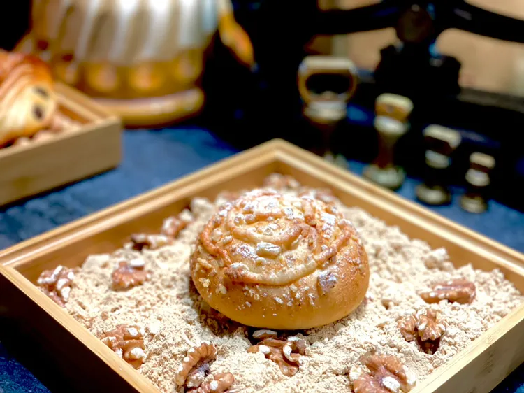 麵茶維也納變成麵茶麵包，捨棄原本的麵茶奶油霜，將濕潤麵茶內餡包進脆口外層內。曾仲葳攝