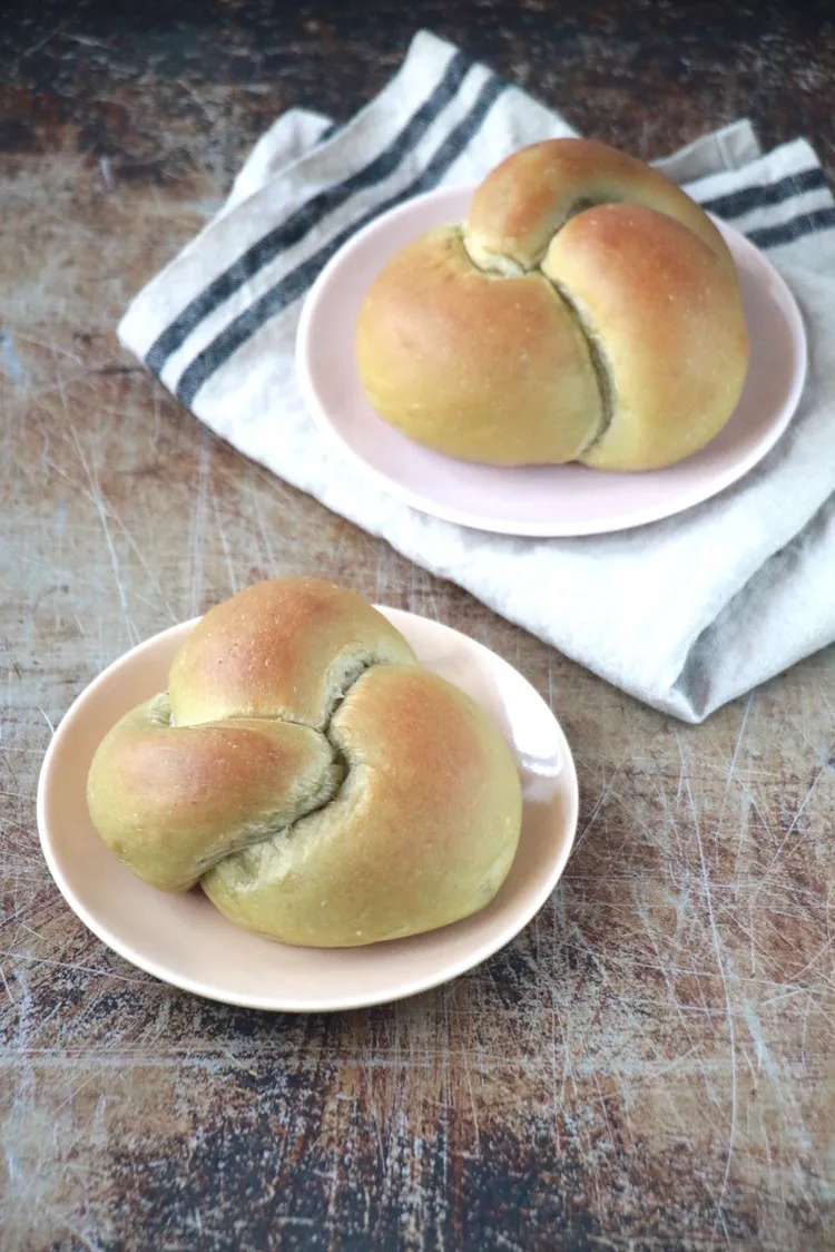 香片梅子乳酪麵包口感相當有嚼勁，靈感來源是台灣人愛喝的梅子綠茶。業者提供