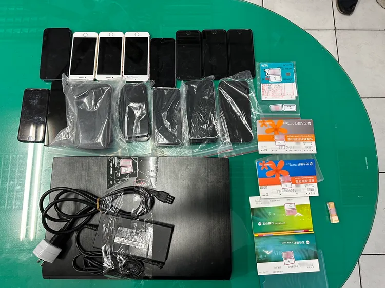 警方起出多本銀行存褶與手機等證物。讀者提供