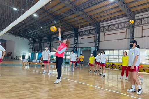 重溫排球少女魂!台南最美局長「扣殺」籲正視體育 盼拚進國會從基層培育