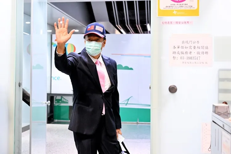 對於媒體記者詢問，為何選在這個時機點赴美、以及這次的訪美是否有什麼目的，鴻海創辦人郭台銘只是說謝謝，並在媒體要求下揮手道別後進入管制區。中央社