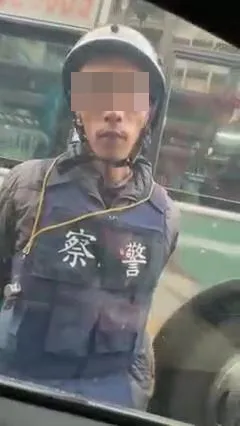 邱男著警察背心攔車畫面被民眾拍下。翻攝自記者爆料網