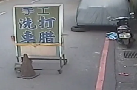 最後竟倒在路邊令人擔心。翻攝自社會事交通版