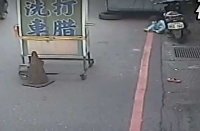 被撞到後他不斷摸腳。翻攝自社會事交通版