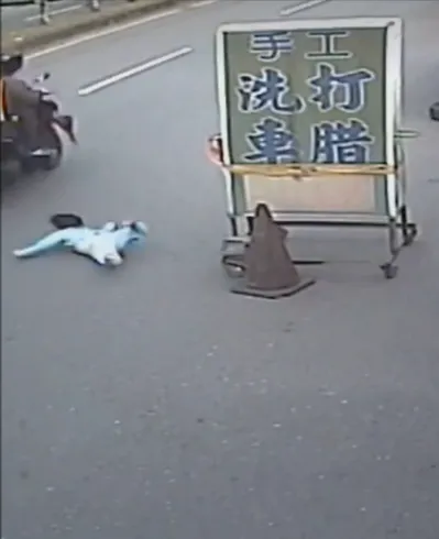 小孩發生車禍被撞飛。翻攝自社會事交通版