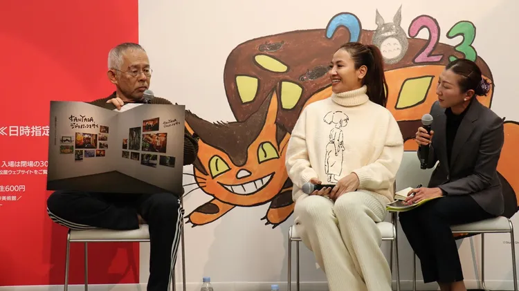 鈴木敏夫（左起）和Kanyada去年一同出席吉卜力與《Animage》動畫雜誌的聯名展活動，展示Kanyada拍的吉卜力公園照片。翻攝animageplus