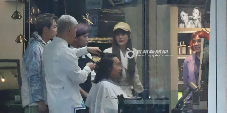 謝金燕（中）與謝依霖（右）也加入觀摩。特勤中心攝