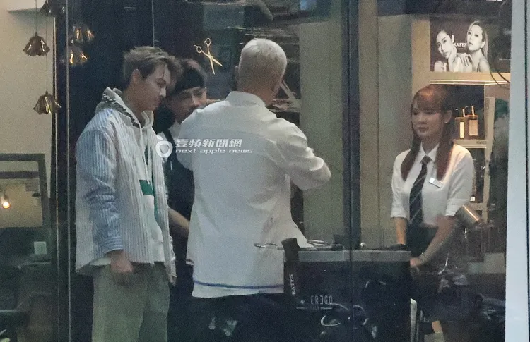 當天《營業中》的班底王子（左）與林莎在場觀摩剪髮。特勤中心攝