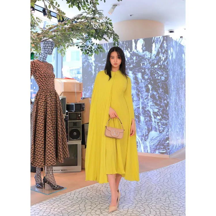 日劇大神木村拓哉愛女木村光希選穿的鮮黃色裙裝，不只呼應了VALENTINO本季「純粹」理念，細節中更不失深植品牌的高訂精神。翻攝koki IG