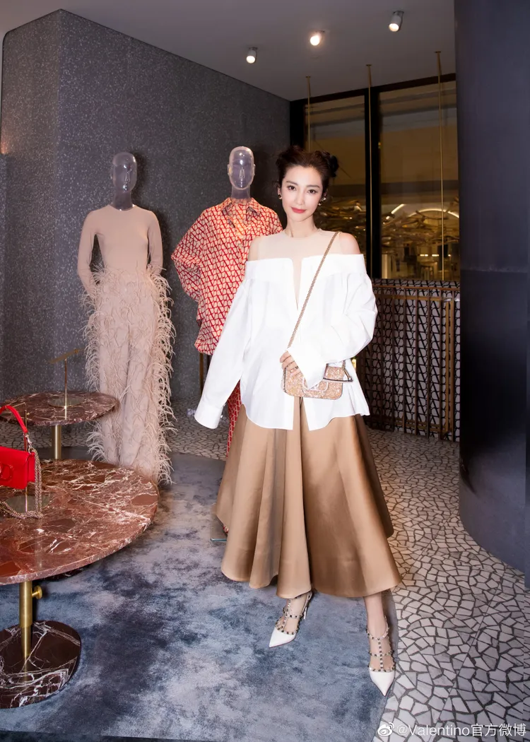 中國女星李冰冰穿上VALENTINO 2023春夏襯衫式裙裝，優雅現身品牌於上海舉辦的新品發表活動。翻攝VALENTINO微博