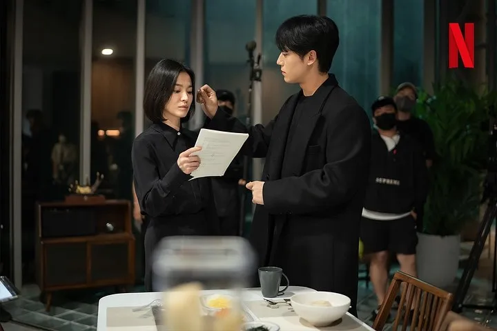 李到晛（右）在《黑暗榮耀》裡，飾演協助女主宋慧喬執行復仇計畫的「劊子手」。翻攝netflixkr IG