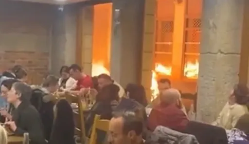 吃飯皇帝大!窗外反年金改革大火 窗內淡定優雅用餐