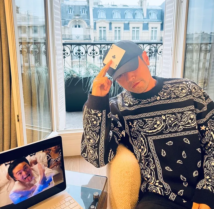 周杰倫正在巴黎陪老婆出席時裝周活動，隔空與周星馳互動。翻攝周杰倫IG