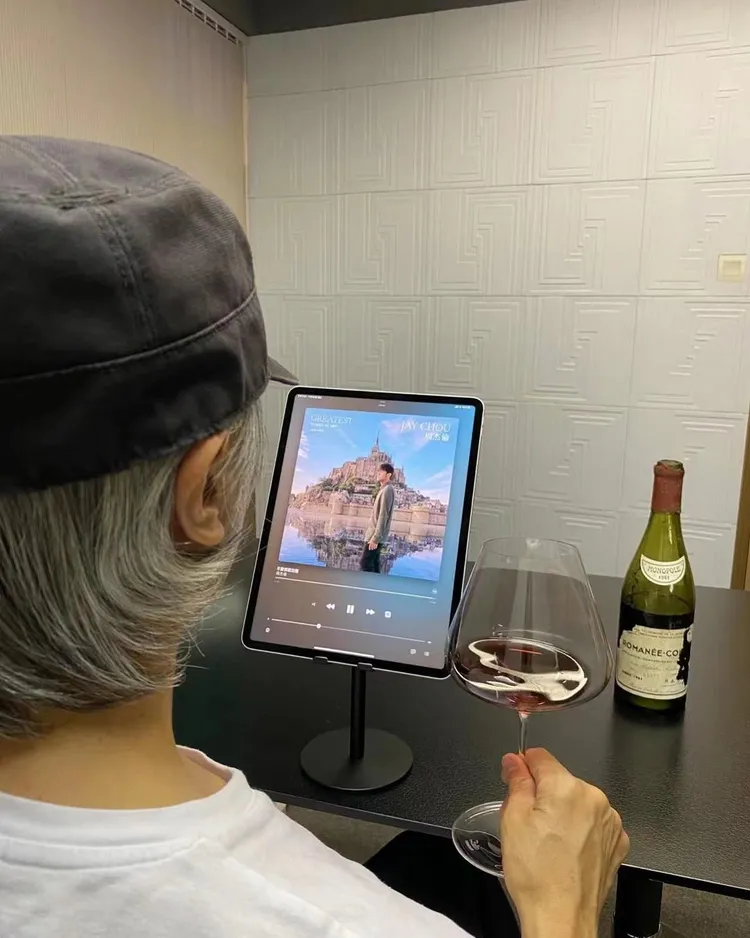 周星馳用周杰倫的歌和紅酒吸引天王本尊回應。翻攝周星馳IG