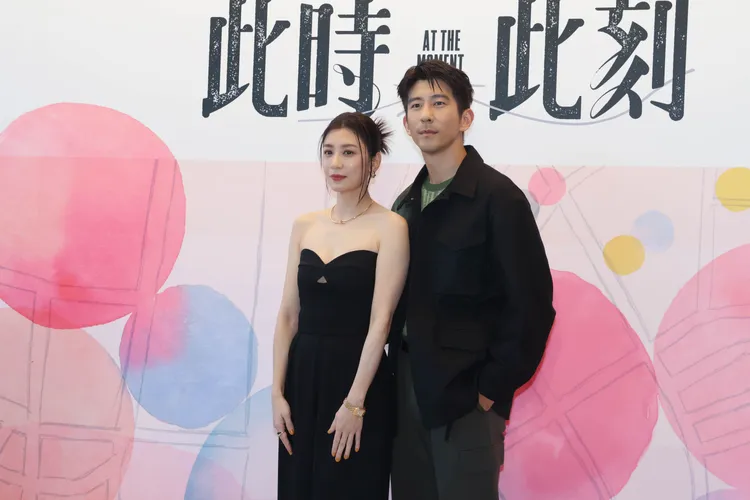 賈靜雯（左）和修杰楷從不盯對方的吻戲。彭欣偉攝