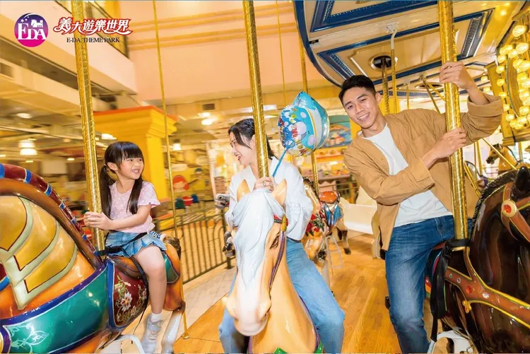 親子暢遊義大遊樂世界。義大遊樂世界提供