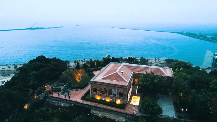打狗英國領事官邸位於壽山，是眺望高雄港第一港口的最佳視角。文化局提供