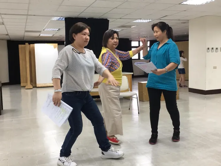 陳美雲（中）親力親為指導子弟兵身段。翻攝陳美雲歌劇團臉書