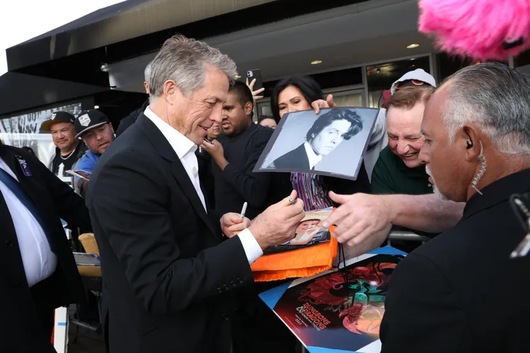 休葛蘭在首映會為影迷簽名。派拉蒙影業提供