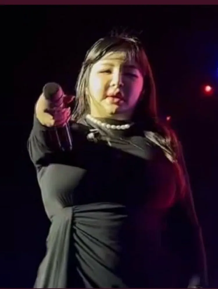 朴春去年10月在菲律賓開唱，真實模樣和她IG上的照片有很大的差距。翻攝WOW KOREA