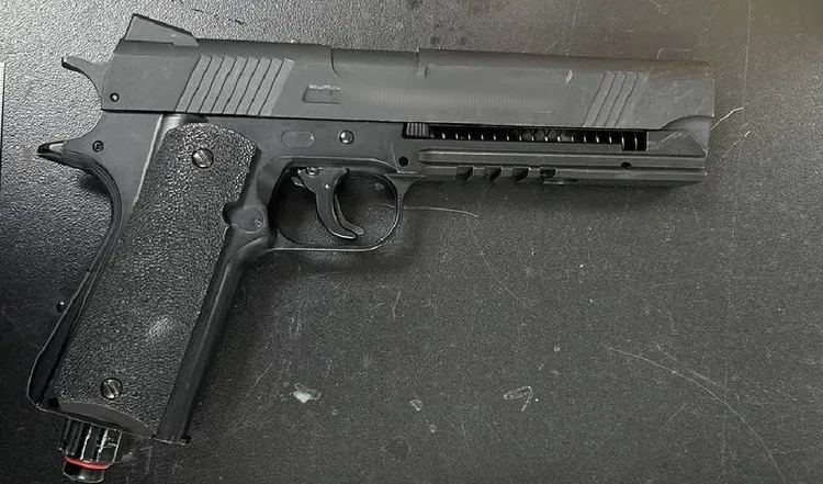 警方在駕駛奧迪的陳男包包驚見具有殺傷力的鎮暴槍。讀者提供